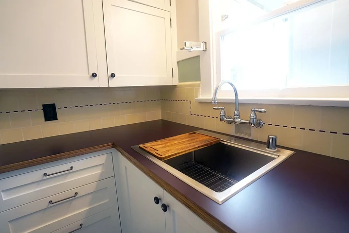 $800 : Charming Detached Cottage ! image 5