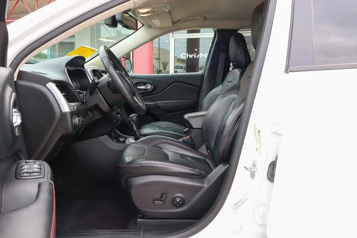 $15587 : 2015 Cherokee 4WD 4dr Trailha image 7