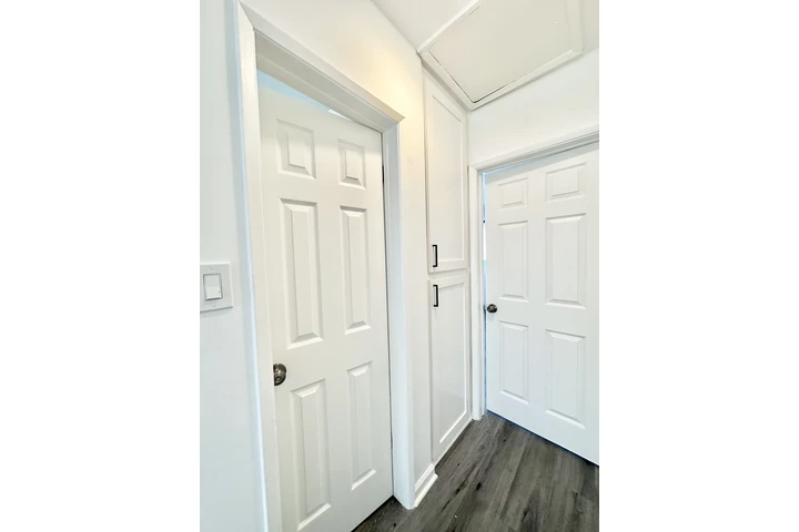 $2000 : Beautifully Renovated 2 Bedroo image 5