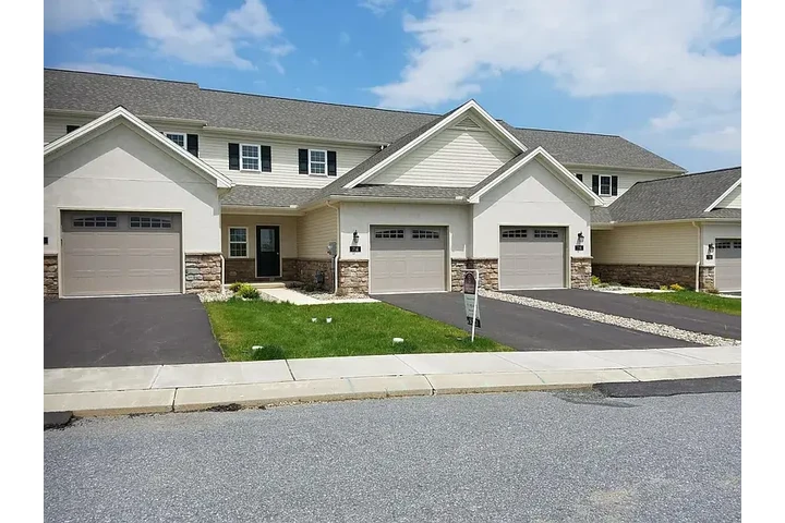 $1600 : Beautiful 3bd 3ba @ Lancaster image 1