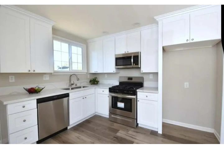 $2000 : Nice 2 Bed in Huntington Park image 3