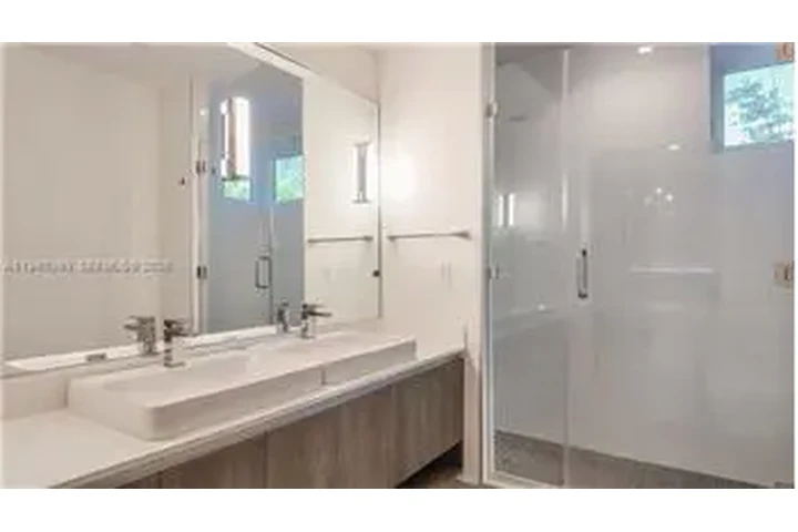 $10500 : Rental property with 3 bedro image 8