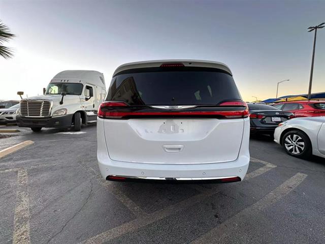 $43995 : Pre-Owned 2022 Pacifica Limit image 5