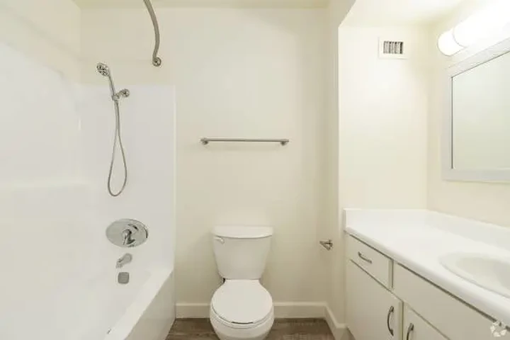 $1350 : Apartment for rent image 2