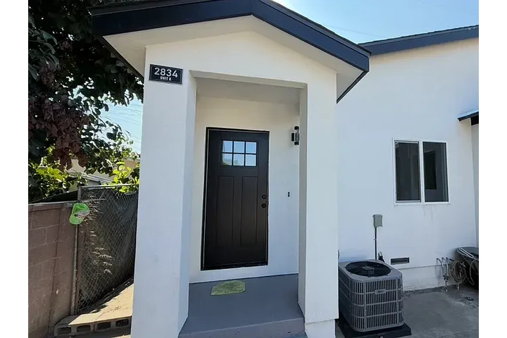 $2000 : Spacious  2bd 1ba @ Huntingt image 1