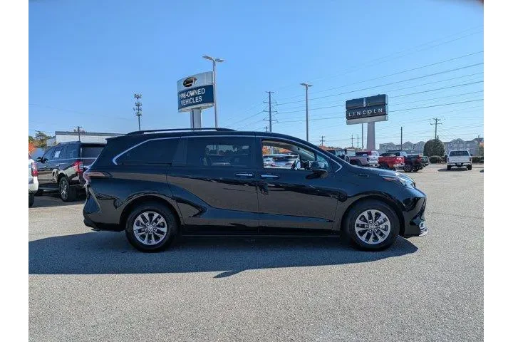 $39995 : Toyota Sienna 2024 XLE 8-Pas image 4