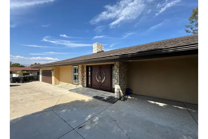$1660 : spacious, open living home image 2