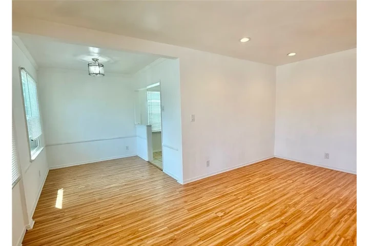 $2385 : 3 Bedroom House in Maywood image 3