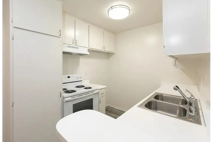 $1100 : Nuevo y acogedor Apt. image 1