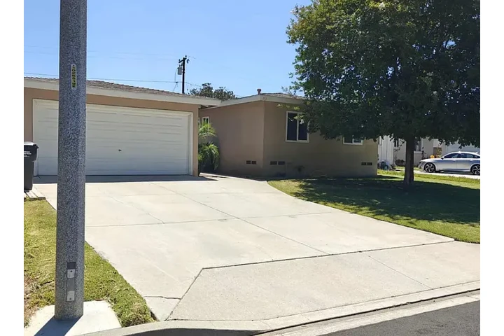 $2200 : Available 3bed & 2.5bath image 1