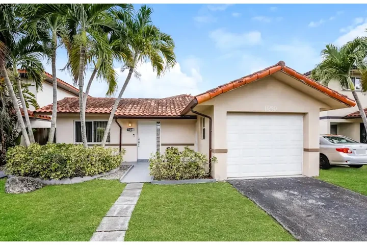 $2400 : 3 Bed 2 bath Home in south LA image 1