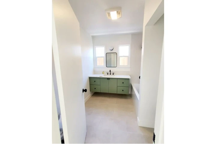$1950 : 2 Bed Home in Vermont Ave, LA image 9