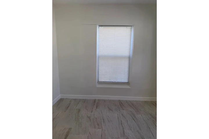 $600 : charming HOME ..Miami, FL image 5