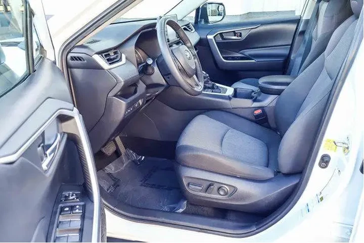 $25500 : Toyota RAV4 2022 AWD XLE 4dr image 2