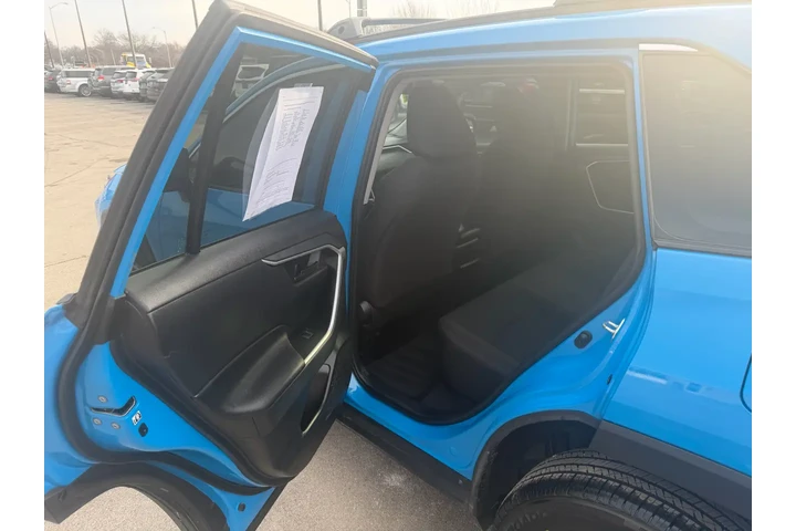 $15980 : 2019 RAV4 LE FWD (Natl) image 9