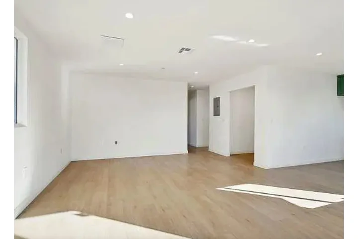$1450 : 1 bed 1ba Apt in Koreatown image 4