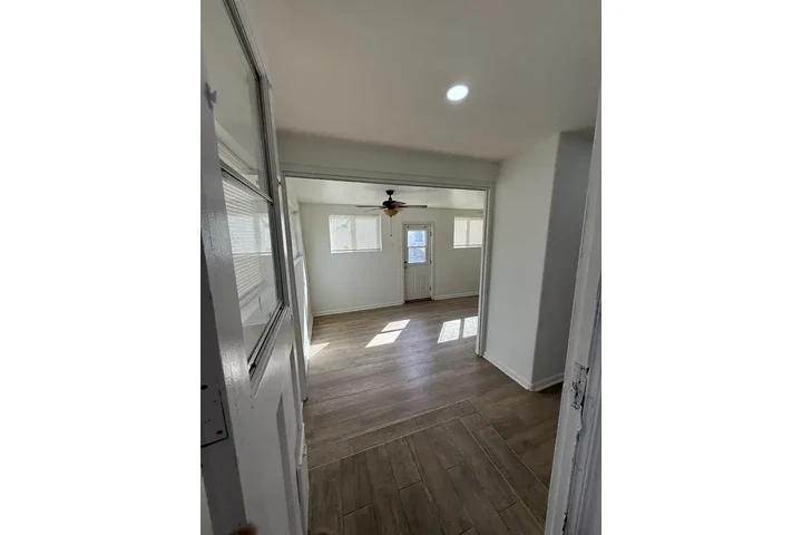 $1490 : Downey 2 & 2 Available image 2
