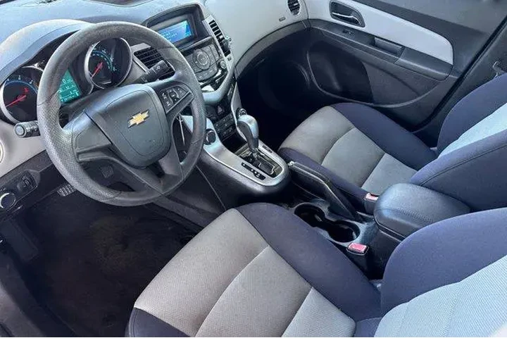 $7588 : Chevrolet Cruze 2012 LS 4dr image 9