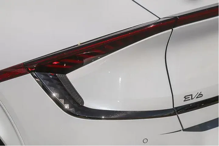 $26992 : Kia EV6 2023 GT-Line 4dr Cro image 10