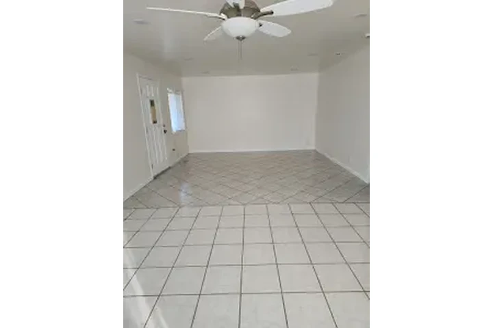 $2950 : HUNTINGTON PARK RENTO CASA image 7