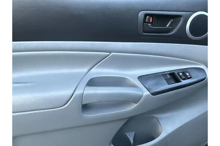 $18945 : Toyota Tacoma 2012 4x2 PreRu image 10