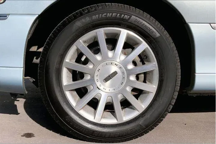 $11985 : Lincoln Town Car 2006 Signat image 9