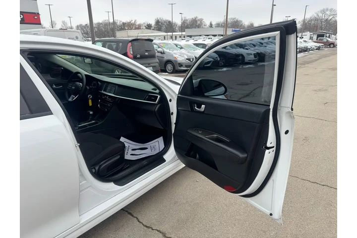 $9980 : 2019 Optima LX Auto image 8