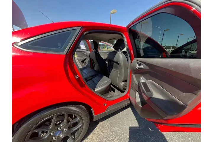 2016 Focus SE image 9