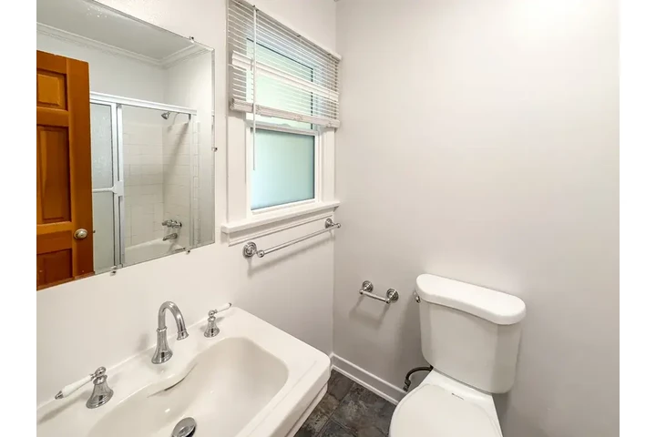 $1100 : Cozy 1-Bed and 1-Bathroom image 5