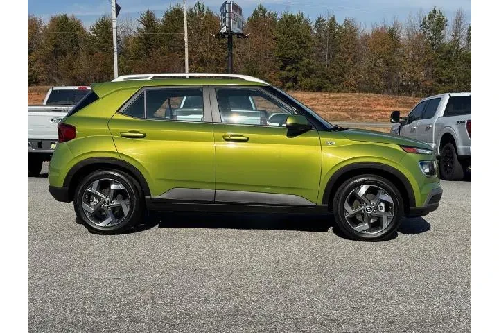 $17959 : Hyundai VENUE 2024 SEL 4dr C image 2