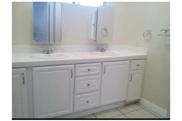 $1000 : Cuarto Con Bano image 2