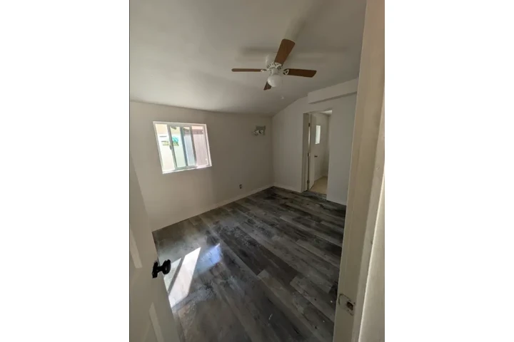 $800 : 10537 S Union Ave image 5