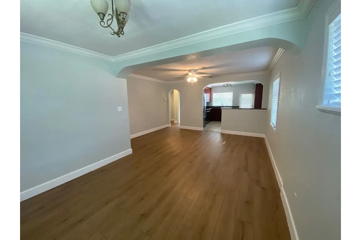 $900 : Spacious 2X2 with fresh ! image 5