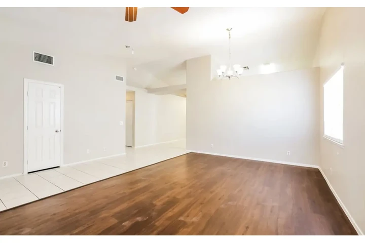 $1450 : Nice 3BED/2BATH in Las Vegas image 2