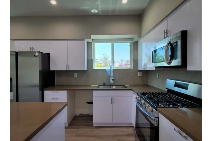 $2000 : Beautiful 2 Bedroom Apt in LA image 5