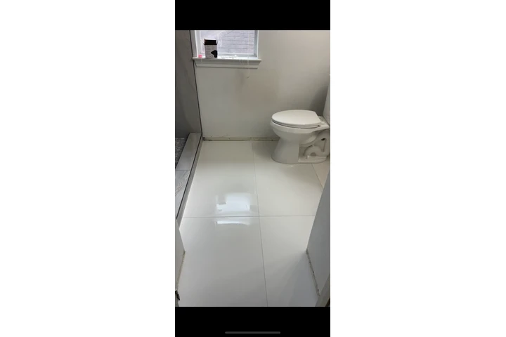 Se remodelan baños y pisos image 1