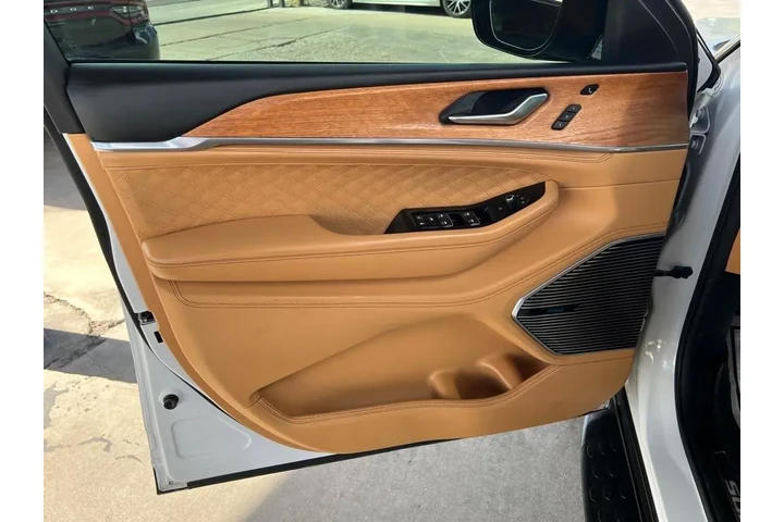 2023 Grand Cherokee L Summit image 10