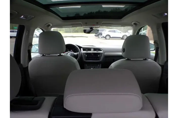 $15900 : Volkswagen Tiguan 2021 SE 4d image 10