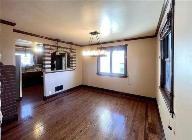 $1000 : spacious hardwood floors home image 5