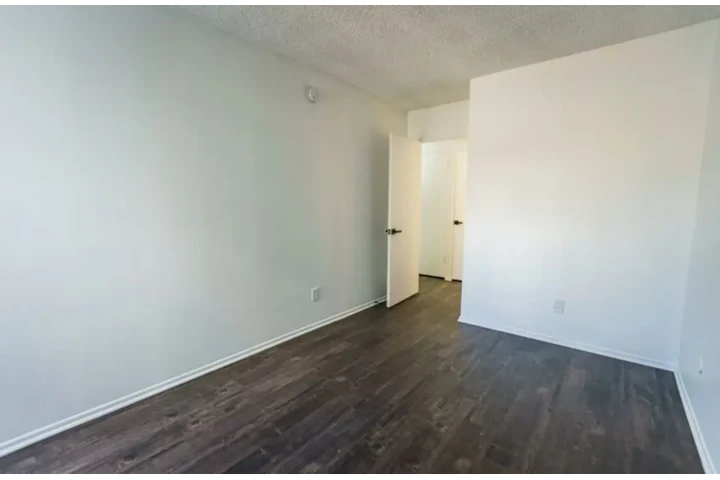 $1850 : 2 bedroom apartment in LA image 3