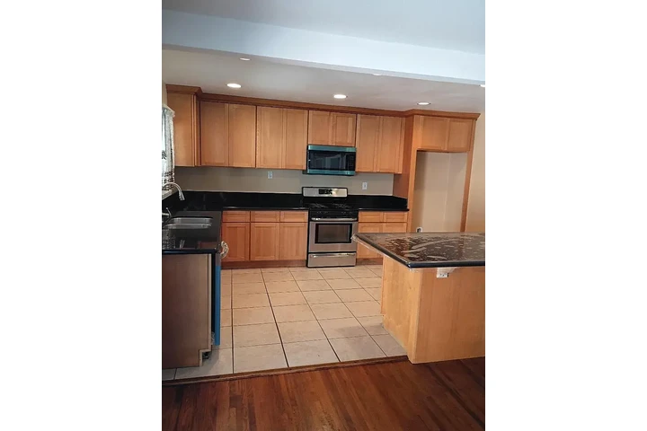 $1500 : Downey 3 & 2 Available image 5