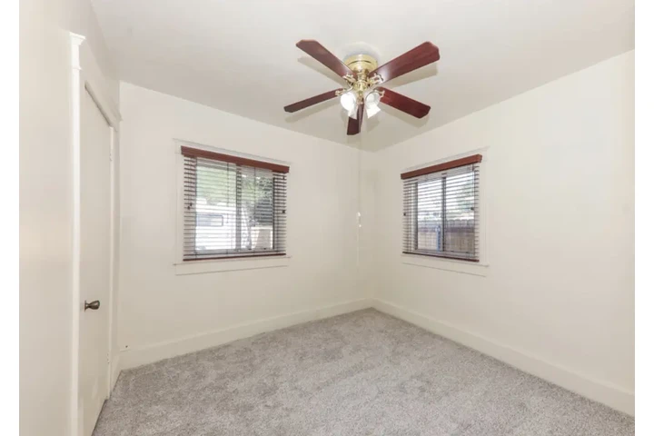 $1895 : Nice 3BD Unit Available Now image 7