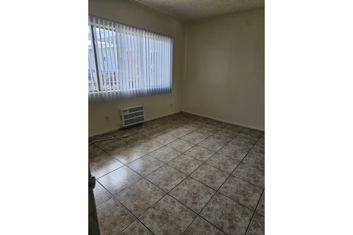 $1900 : 1bed Apt. En  North Hills image 2