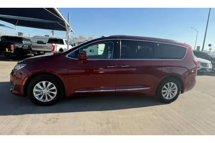$10900 : 2018 Pacifica Touring L image 1