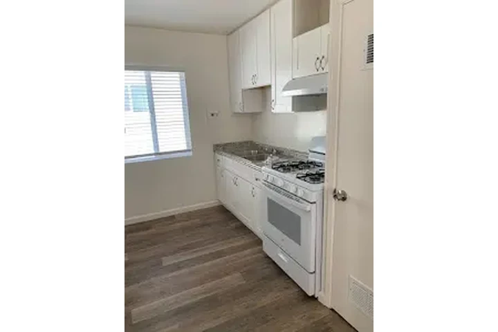 $1975 : APT DE RENTA image 3