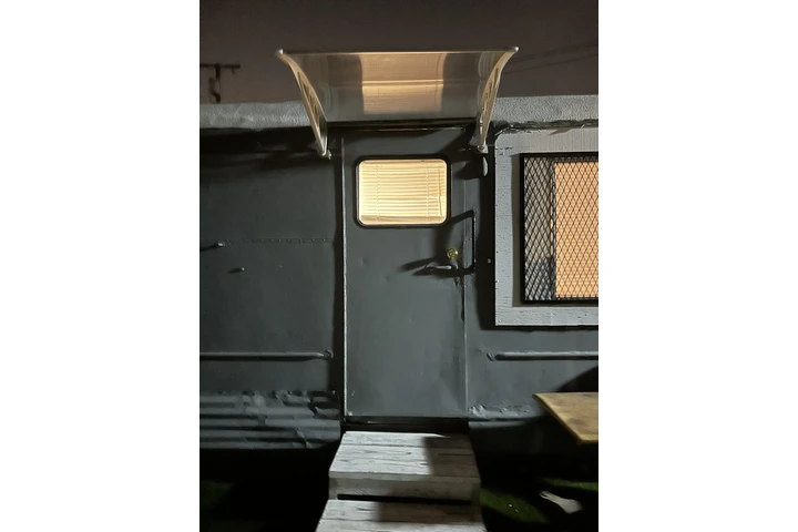 $1200 : Clean quiet private yard image 3