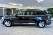 $14987 : Chrysler Pacifica 2018 Touri thumbnail