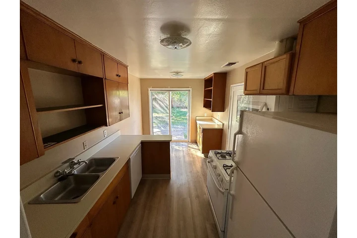 $900 : hardwood Single Family Home image 3