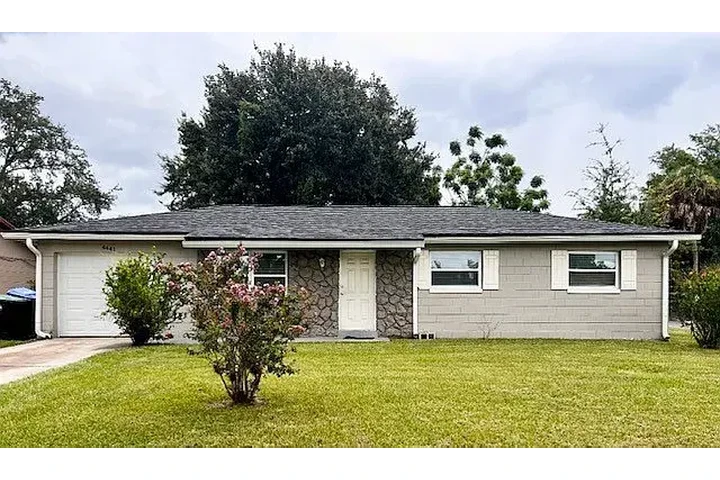 $1400 : Welcome to this 3-bedroom image 2