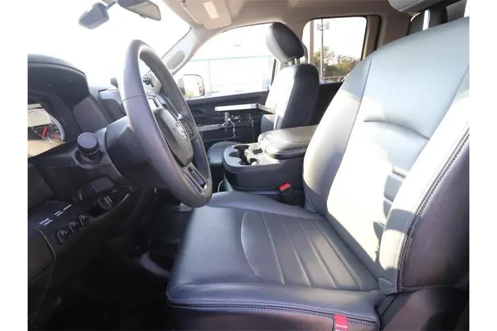 $32989 : Ram 1500 Classic 2023 4x4 Tr image 2